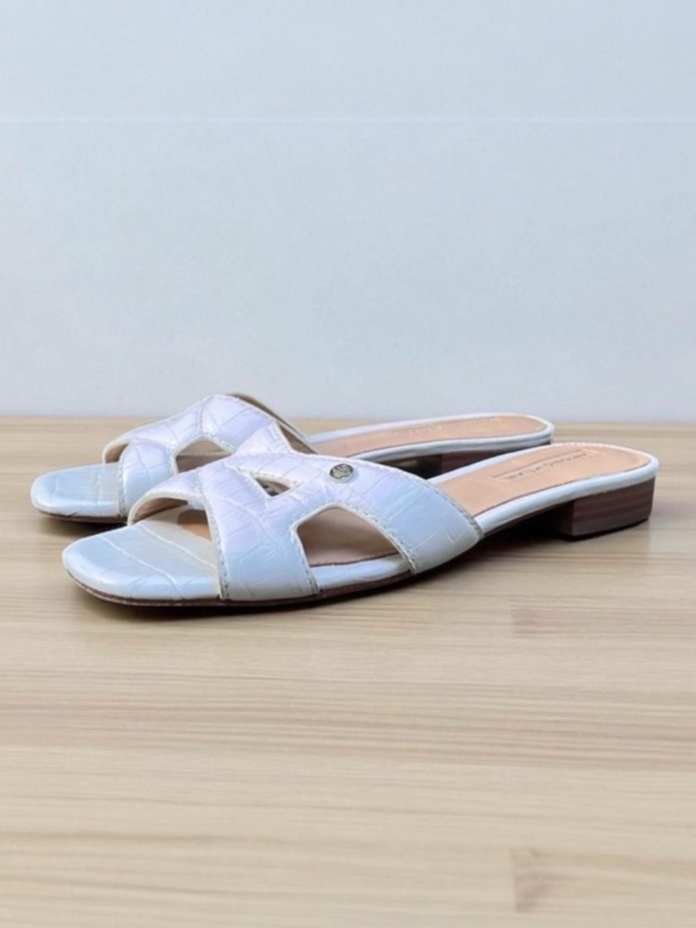 Antonio Melani Carrah Leather Croc Embossed Slide Sandal in White Size 5 1/2